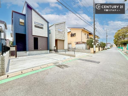 �O�ʓ��H�܂ތ��n�ʐ^ �O�ʓ��H�͍L�X�Ƃ��Ă���A�Ԃ̏o����������N���N�B�J�������ӂ�闧�n�ŁA���S���ĕ�点��Z�܂��ł��B