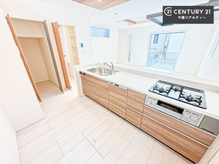 �L�b�`�� ��l�C�̑Ζʎ��V�X�e���L�b�`�����̗p���Ă��܂��I���Ƒ��̃R�~���j�P�[�V���������R�Ƒ�����݌v�ł��B
���q�l�ɂ��ڂ��͂��̂Ŋ������ł��ˁI�L�X�g���ĉ��K�ō�Ƃ��i�݂܂��B