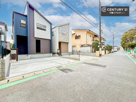 �O�ʓ��H�܂ތ��n�ʐ^ �O�ʓ��H�͍L�X�Ƃ��Ă���A�Ԃ̏o����������N���N�B�J�������ӂ�闧�n�ŁA���S���ĕ�点��Z�܂��ł��B