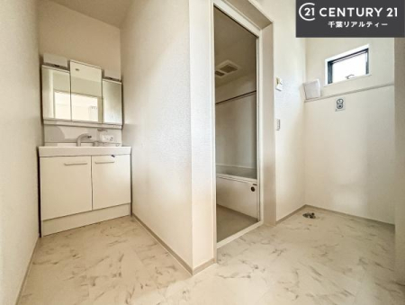 ���ʑ�E���ʏ� �O�ʋ��d�l�̐��ʏ��́A�g�����Ȃ݂����₷������I���͎��[�ɂȂ��Ă��܂��B�h���C���[�₨���ϓ����Еt������̂Ő��ʑ������X�b�L���ƌ����邱�Ƃ��o���܂��I