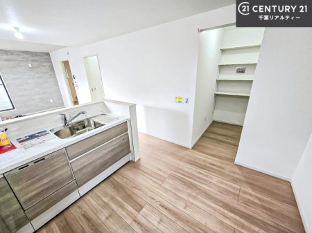 �L�b�`�� ��Ƃ肠�钲���X�y�[�X�ō�Ƃ����₷�����K�ȃL�b�`���ł��I
���q�l�ƈꏏ�ɂ��َq������y���߂�L�X�X�y�[�X�ł��B�y�����������ԂɂȂ肻���ł��ˁI