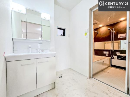 ���ʑ�E���ʏ� �O�ʋ��d�l�̐��ʏ��́A�g�����Ȃ݂����₷������I���͎��[�ɂȂ��Ă��܂��B�h���C���[�₨���ϓ����Еt������̂Ő��ʑ������X�b�L���ƌ����邱�Ƃ��o���܂��I