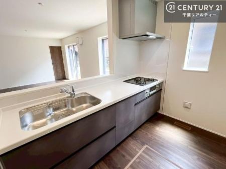 ���d�l�ʐ^(�L�b�`���j �y���n�E�X���[�J�[�{�H��z
��l�C�̑Ζʎ��V�X�e���L�b�`�����̗p���Ă��܂��I���Ƒ��̃R�~���j�P�[�V���������R�Ƒ�����݌v�ł��B
���q�l�ɂ��ڂ��͂��̂Ŋ������ł��ˁI�L�X�g���ĉ��K�ō�Ƃ��i�݂܂��B