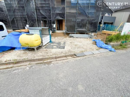 ���ԏ� ���ԃX�y�[�X��3�䕪����܂�(�Ԏ�ɂ��)�I�Z�J���h�J�[�͂������A�o�C�N�⎩�]�ԂȂǂ��u���ꏊ�ɍ���܂���B