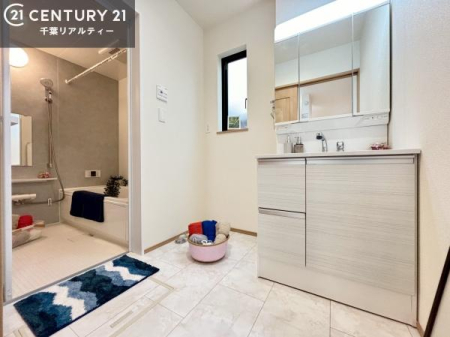 ���ʑ�E���ʏ� �O�ʋ��d�l�̐��ʏ��́A�g�����Ȃ݂����₷������I���͎��[�ɂȂ��Ă��܂��B�h���C���[�₨���ϓ����Еt������̂Ő��ʑ������X�b�L���ƌ����邱�Ƃ��o���܂��I�����t�����ʏ��Ȃ̂Ŋ��C����������ł��܂��I