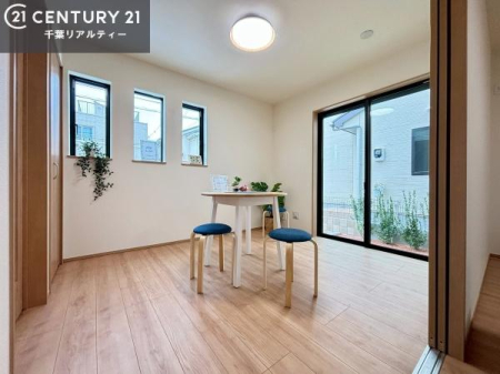 �m�� ���r���O�ɗאڂ����m���́A�J�������LDK�ƂȂ���J���I�ȋ�ԂɁB
���q�l�̗V�я�⃏�[�N�X�y�[�X�A�q�ԂȂǑ��ړI�Ɋ��p�ł���֗��Ȃ������ł��B