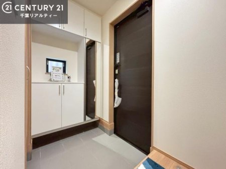 ���� ���ւ̃V���[�Y�{�b�N�X�́A���[�͗ǍD�ŌC���������萮���ł��邾���łȂ��A�㕔������I�Ƃ��Ċ��p�\�B���C�ɓ���̏�����O���[����u���΁A���q���}���邨�����ȋ�ԂɎd�オ��܂��I