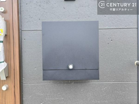 ���̑����n �O�ǂɐݒu���ꂽ�|�X�g�́A�O�σf�U�C���Ɣ��������a���Ȃ���A�g������ɂ��z�����ꂽ�֗��Ȑݔ��ł��B