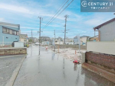 �O�ʓ��H�܂ތ��n�ʐ^ ���ʓ��H�ɖʂ����J���I�ȗ��n�B
�O�ʁE�w�ʂƂ��ɂ�Ƃ肪����A�������������ɂ����̂т₩�ȏZ�������͂ł��B