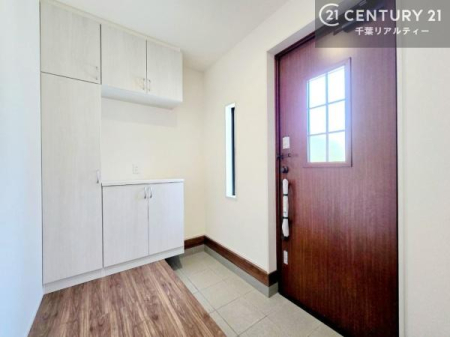 ���� ���ւ̃V���[�Y�{�b�N�X�́A���[�͗ǍD�ŌC���������萮���ł��邾���łȂ��A�㕔������I�Ƃ��Ċ��p�\�B���C�ɓ���̏�����O���[����u���΁A���q���}���邨�����ȋ�ԂɎd�オ��܂��I