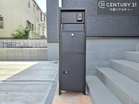 ���̑����n �O�ǂɐݒu���ꂽ�|�X�g�́A�O�σf�U�C���Ɣ��������a���Ȃ���A�g������ɂ��z�����ꂽ�֗��Ȑݔ��ł��B