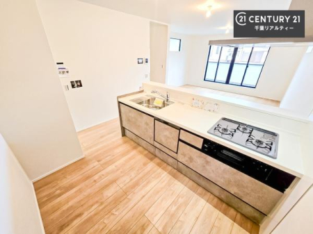 �L�b�`�� ��l�C�̑Ζʎ��V�X�e���L�b�`�����̗p���Ă��܂��I���Ƒ��̃R�~���j�P�[�V���������R�Ƒ�����݌v�ł��B
���q�l�ɂ��ڂ��͂��̂Ŋ������ł��ˁB�L�X�g���ĉ��K�ɍ�Ƃ��i�݂܂��B