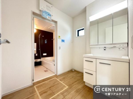 ���ʑ�E���ʏ� �O�ʋ��d�l�̐��ʏ��́A�g�����Ȃ݂����₷������I���͎��[�ɂȂ��Ă��܂��B�h���C���[�₨���ϓ����Еt������̂Ő��ʑ������X�b�L���ƌ����邱�Ƃ��o���܂��I