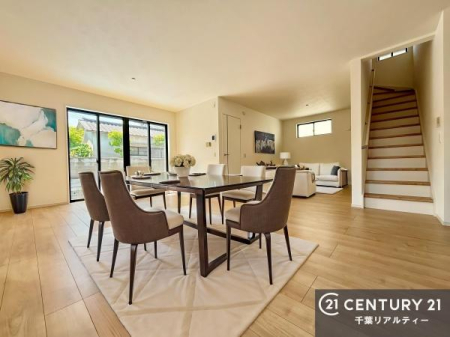 ���r���O �J�����̂���L�XLDK�I�\�t�@�[��_�C�j���O�e�[�u����u���Ă������ɂȂ�Ȃ��̂ŉ��K�ɉ߂����܂��I�R�~���j�P�[�V���������₷�����r���O�ł��B