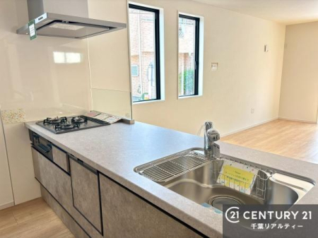 �L�b�`�� ��l�C�̑Ζʎ��V�X�e���L�b�`�����̗p���Ă��܂��I���Ƒ��̃R�~���j�P�[�V���������R�Ƒ�����݌v�ł��B
���q�l�ɂ��ڂ��͂��̂Ŋ������ł��ˁB���[�͂�����܂��I