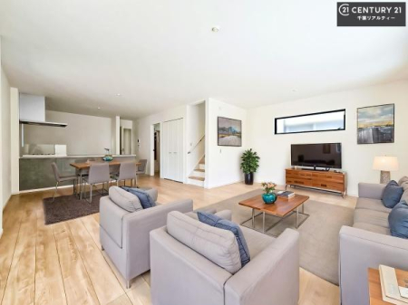 ���r���O �Ƌ�́ACG�p�[�X�ł��B��؂ȉƑ����W�܂邩�炱��LDK�ɂ͂�����肽���B
�q�����������C�ɏ΂��Ȃ��瑖�����Ă���p�����������u�L���Ƃɂ��ėǂ������v�Ǝv���u�Ԃł��B