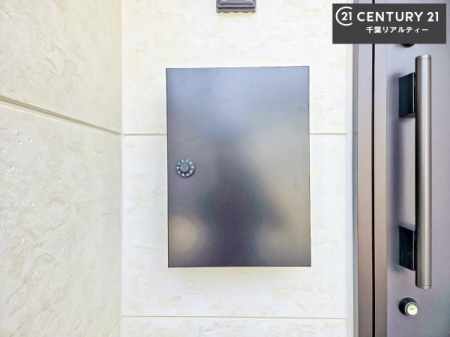 ���̑� �|�X�g��̌^��z�{�b�N�X�I���֎�����������茩���A�Ĕz�B�̃X�g���X�Ȃ��ו����m���Ɏ󂯎���_���ő�̓����ł��B�h�Ɛ��������A��^���[���ւɂ��Ή��\�I