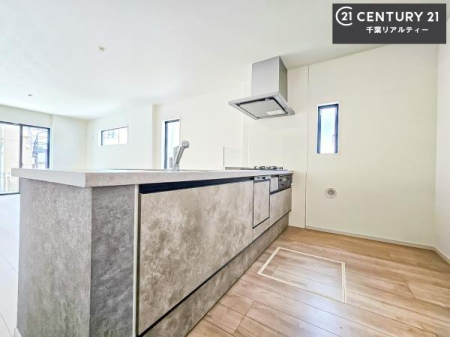 �L�b�`�� ��Ƃ肠�钲���X�y�[�X�ō�Ƃ����₷�����K�ȃL�b�`���ł��I
���q�l�ƈꏏ�ɂ��َq������y���߂�L�X�X�y�[�X�ł��B�y�����������ԂɂȂ肻���ł��ˁI