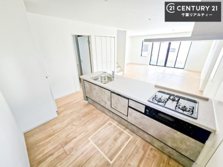 �L�b�`�� ��l�C�̑Ζʎ��V�X�e���L�b�`�����̗p���Ă��܂��I���Ƒ��̃R�~���j�P�[�V���������R�Ƒ�����݌v�ł��B
���q�l�ɂ��ڂ��͂��̂Ŋ������ł��ˁB���[�͂�����܂��I