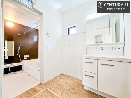 ���ʑ�E���ʏ� �O�ʋ��d�l�̐��ʏ��́A�g�����Ȃ݂����₷������I���͎��[�ɂȂ��Ă��܂��B�h���C���[�₨���ϓ����Еt������̂Ő��ʑ������X�b�L���ƌ����邱�Ƃ��o���܂��I