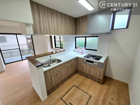 �L�b�`�� L���^�L�b�`���Ȃ�ł͂̂�Ƃ肠�郏�[�N�X�y�[�X�ŁA���Ƒ��Ƃ̉�b���y���݂Ȃ��痿�����ł��܂��B