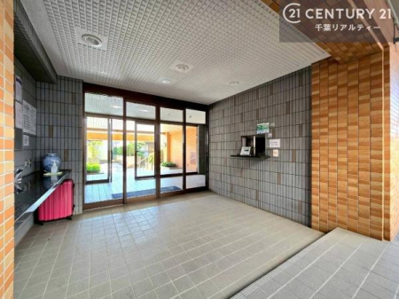 �G���g�����X ���S�̃I�[�g���b�N�t���}���V�����ŁA�h�Ɩʂɂ��z�����ꂽ�Z�܂��ł��B