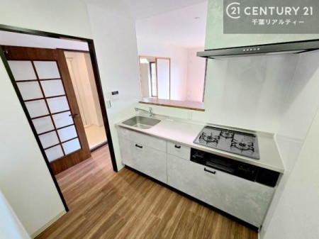 �L�b�`�� ���Ƒ��Ƃ̉�b���y���݂Ȃ��炨�������ł���A�J�������ӂ��J�E���^�[�L�b�`���B���r���O�S�̂����n����̂ŁA�����Ȃ��q�l�����邲�ƒ�ɂ����S�ł��B