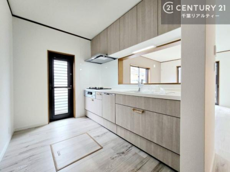 �L�b�`�� �������������L�b�`���́A������Еt���̍ۂɂ��̂܂܊O�֏o����ł��邽�߁A�S�~�o���⊷�C�A��������̉ו������ȂǓ��X�̉Ǝ��������X���[�Y�ɂȂ�A��炵�̗��֐������߂�@�\�I�ȋ�Ԃł��B
