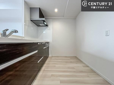 �L�b�`�� ��Ƃ肠�钲���X�y�[�X�ō�Ƃ����₷�����K�ȃL�b�`���ł��I
���q�l�ƈꏏ�ɂ��َq������y���߂�L�X�X�y�[�X�ł��B���[���L�x�Ȃ̂ł�������Ƃ�����ԂŒ������ł������ł��ˁB