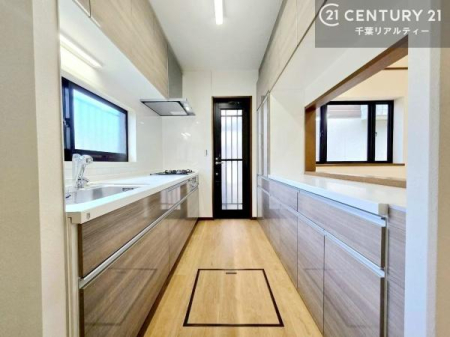 �L�b�`�� ���[�X�y�[�X���[�����Ă���A�L�b�`���܂�����������ƕۂ��Ȃ���A�L�X�Ƃ��������X�y�[�X���m�ہB���K�ȍ�Ɗ��ŁA�����̂����������X���[�Y�ɂ͂��ǂ�܂��B