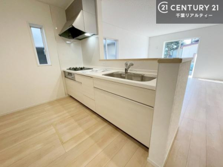 �L�b�`�� ��Ƃ肠�钲���X�y�[�X�ō�Ƃ����₷�����K�ȃL�b�`���ł��I
���q�l�ƈꏏ�ɂ��َq������y���߂�L�X�X�y�[�X�ł��B�y�����������ԂɂȂ肻���ł��ˁI