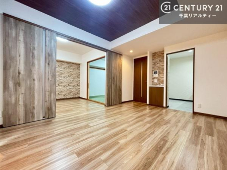 ���r���O ��؂ȉƑ����W�܂邩�炱��LDK�ɂ͂�����肽���B
�q�����������C�ɏ΂��Ȃ��瑖�����Ă���p�����������u�L���Ƃɂ��ėǂ������v�Ǝv���u�Ԃł��B