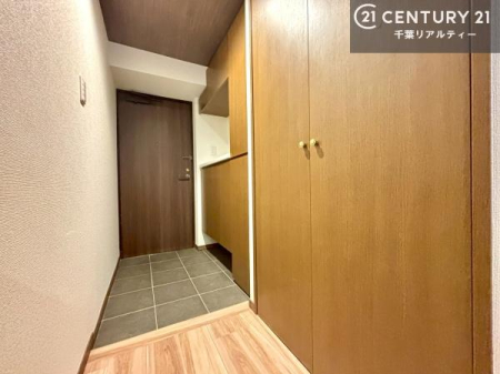 ���� ���ւ̃V���[�Y�{�b�N�X�́A���[�͗ǍD�ŌC���������萮���ł��邾���łȂ��A�㕔������I�Ƃ��Ċ��p�\�B���C�ɓ���̏�����O���[����u���΁A���q���}���邨�����ȋ�ԂɎd�オ��܂��I