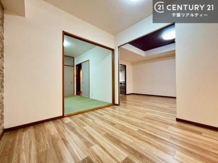 ���r���O ��؂ȉƑ����W�܂邩�炱��LDK�ɂ͂�����肽���B
�q�����������C�ɏ΂��Ȃ��瑖�����Ă���p�����������u�L���Ƃɂ��ėǂ������v�Ǝv���u�Ԃł��B