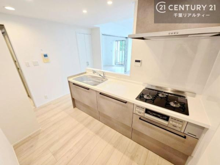 �L�b�`�� ��Ƃ肠�钲���X�y�[�X�ō�Ƃ����₷�����K�ȃL�b�`���ł��I
���q�l�ƈꏏ�ɂ��َq������y���߂�L�X�X�y�[�X�ł��B�y�����������ԂɂȂ肻���ł��ˁI