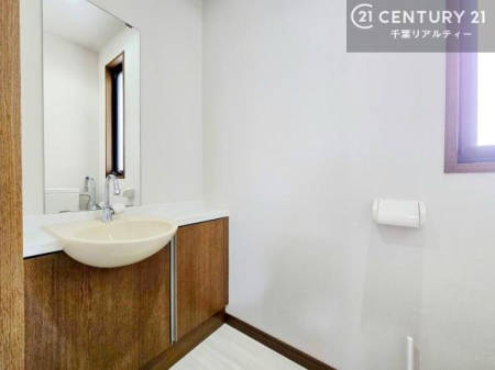 �g�C�� 2�K�̃g�C���́A�֗��Ȏ�􂢃J�E���^�[�t���B���q���ɂ��g���₷���A�������̂����Ԃł��B
