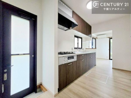 �L�b�`�� ���r���O�Ƃ̂Ȃ���������Ȃ�����A����������悭�B���锼�Ɨ��^�̕Ǖt���L�b�`���B��ƂɏW�����₷���A�g������̗ǂ���Ԃł��B