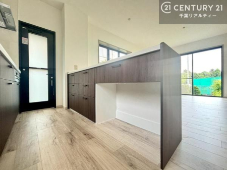 �L�b�`�� �L�b�`���J�E���^�[���̃X�y�[�X�ɂ̓S�~��������������[�\�B��������}���Ȃ���A�g������̗ǂ��L�b�`����Ԃ��������܂��B