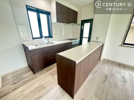 �L�b�`�� �Ǖt���L�b�`�����̗p���邱�Ƃŋ�Ԃ��L���g���A�����̍�Ƒ�͒����̉������炦��z�V�X�y�[�X�Ƃ��Ċ��􂵂܂��B