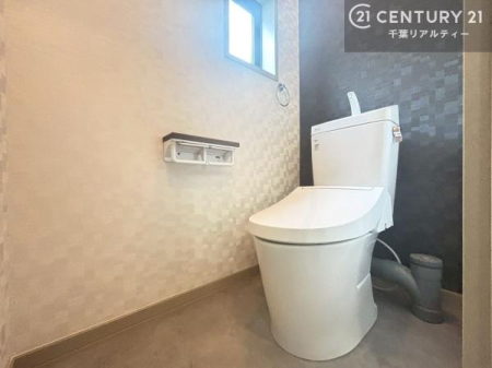 �g�C�� �A�N�Z���g�N���X���̗p�����������ȃg�C����ԁB�V���v���Ȓ��ɂ��f�U�C�������������闎�����������͋C�ł��B