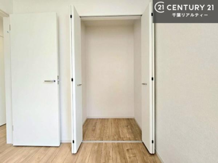 ���[ �L�x�Ȏ��[�X�y�[�X�ŁA�Z��Ԃ�������B
��������}���A��������Ԃ�ۂĂ���[�[���̏Z�܂��ł��B