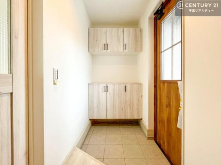 ���� �V���[�Y�{�b�N�X�t���B���ւ��Еt�����|�������₷���ł��I
�X�b�L���������ւŌ˂��J�����u�ԁA�������̂���S�n������Ԃ��o�}���Ă���܂��B