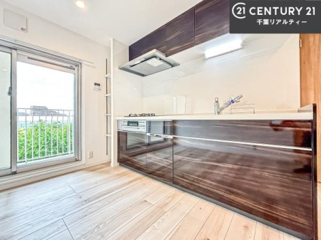 �L�b�`�� ���[�͂̍����V�X�e���L�b�`���ŁA��������H�����������Еt���A�L�X�Ƃ�����Ԃŉ��K�ɗ������y���߂܂��B