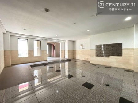 ���r�[ ���r�[�͖��邭�J���������ς��ł��B����������������āA�o�}���Ă���܂��B
