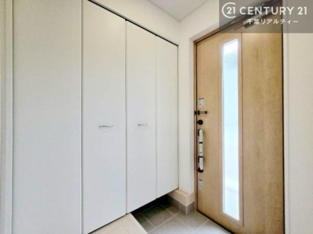 ���� �V���[�Y�{�b�N�X�t���Ȃ̂ŁA���ւ��Еt�����|�������₷���ł��I
�X�b�L���������ւŌ˂��J�����u�ԁA�������̂���S�n������Ԃ��o�}���Ă���܂��B