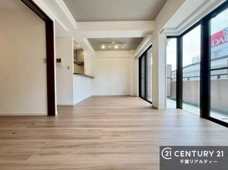 ���r���O ��؂ȉƑ����W�܂邩�炱��LDK�ɂ͂�����肽���B
�q�����������C�ɏ΂��Ȃ��瑖�����Ă���p�����������u�L���Ƃɂ��ėǂ������v�Ǝv���u�Ԃł��B