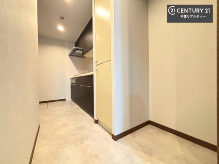 �L�b�`�� �L�b�`�����ɐ݂���ꂽ�֗��Ȏ��[�X�y�[�X����I�H�ނ⒲�����A�X�g�b�N�i�܂ł���������܂�A�g������悭��������Ƃ����L�b�`����Ԃ�ۂĂ܂��B