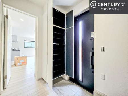 ���� �V���[�Y�{�b�N�X�t���B���ւ��Еt�����|�������₷���ł��I
�X�b�L���������ւŌ˂��J�����u�ԁA�������̂���S�n������Ԃ��o�}���Ă���܂��B