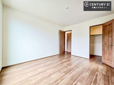 �m�� �ǖʂ��L���m���́A�x�b�h����̒u����ɍ���܂���I���[�����Ă���̂ł���������������ƕЕt���܂��I