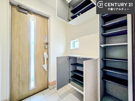 ���� �V���[�Y�{�b�N�X�t���B���ւ��Еt�����|�������₷���ł��I
�X�b�L���������ւŌ˂��J�����u�ԁA�������̂���S�n������Ԃ��o�}���Ă���܂��B